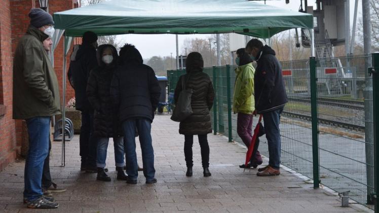 Mit Kapuze, Regenschirm und Wintermütze gewappnet, trotzten die Leute dem Wetter und warteten in der Sternberger Bahnhofsstraße auf ihre Impfung.