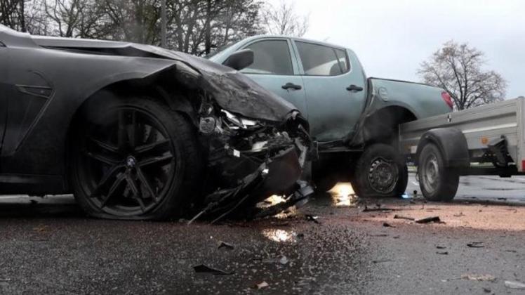 Unfall, Melle, Neuenkirchener Straße Beim Zusammenprall zweier Fahrzeuge auf der Neuenkirchener Straße wurde eine 26-jährige Frau aus Melle leicht verletzt.