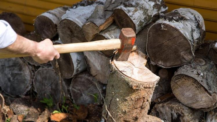 Brennholz sollte vor dem Lagern in Scheite gespaltet werden, damit es besser trocknen kann.