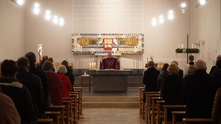 Bischof Franz-Josef Bode feierte am Dienstagabend eine Messe in St. Elisabeth und sprach anschließend mit etwa 100 Gläubigen über den schweren Verdacht, der auf dem Pfarrer der Gemeinde lastet.