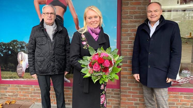 Präsident Gottfried Müller (links) und Vorstandsvorsitzender Stefan Siepelmeyer dankten der neuen Bürgermeisterin Jutta Dettmann für ihre langjährige Tätigkeit im Präsidium des SC Melle.