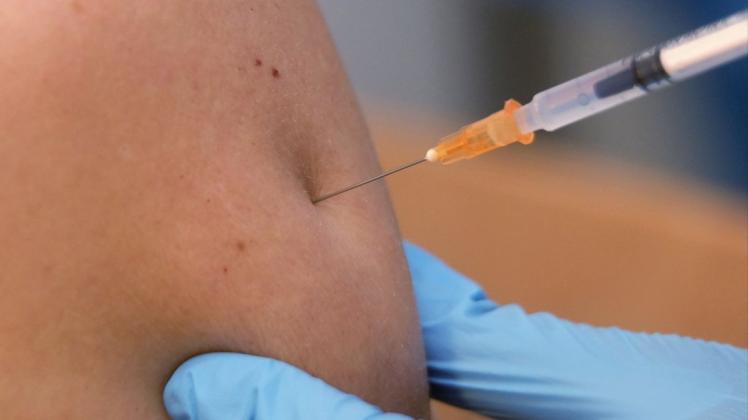 In Italien wollte sich ein Mann die Corona-Impfung in eine Arm-Attrappe spritzen lassen. (Symbolbild)