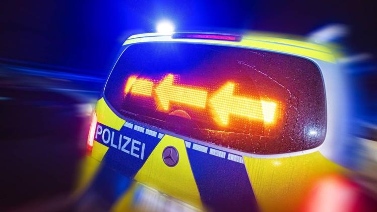 Obwohl die Polizei sie zum Anhalten aufforderte, beschleunigte die Frau zunächst (Symbolfoto). Obwohl die Polizei sie zum Anhalten aufforderte, beschleunigte die Frau zunächst (Symbolfoto).