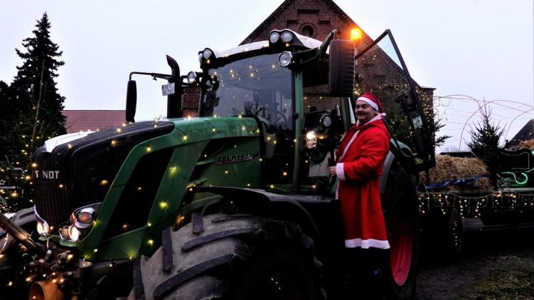 Mit dem Traktor besucht der Weihnachtsmann Jugend- und Senioreneinrichtungen.