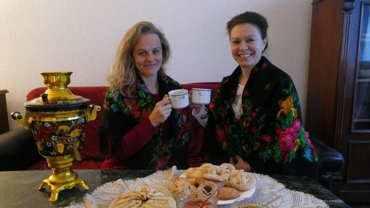 Feierten Weihnachten in ihrer Heimat am 7. Januar mit traditionell-russischem Gebäck: Die Gadebuscherinnen Tatiana Stiben (l.) und Julia Tyriak haben einige Bräuche aus ihrer Kindheit beibehalten.