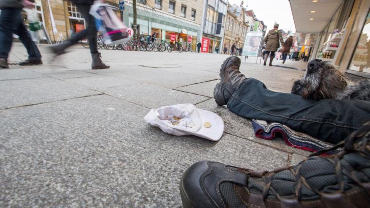 Etwa 70 Menschen machen in Osnabrück zurzeit „Platte“, leben und schlafen also auf der Straße so wie hier an der Großen Straße. Im November 2015 waren es noch elf. (Archivbild)