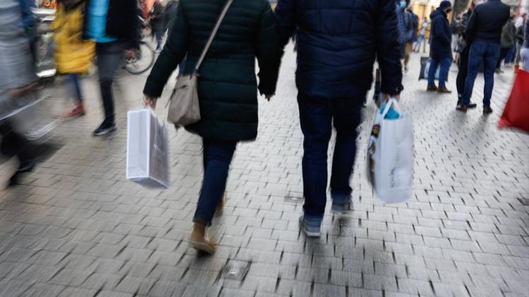 Shopping im Einzelhandel soll nur noch für Geimpfte und Genesene möglich sein – auch in Osnabrück. In der Stadt soll es eine Bändchen-Lösung für die Kontrolle geben. (Archivfoto)