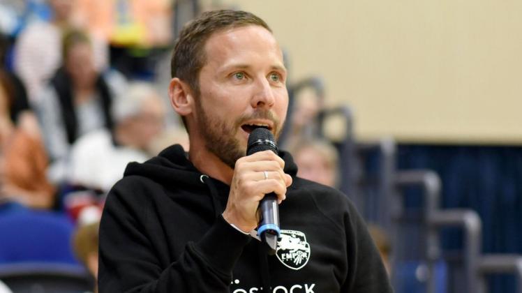 Tobias Woitendorf, hier in der Stadthalle am Mikrofon, initiierte den offenen Brief der sieben Profisportclubs aus Rostock. Auslöser war, dass der Vorstandsboss des HC Empor, für seinen Verein keine Termine in der Stadthalle für die Saison 2022/23 bekommen hat.