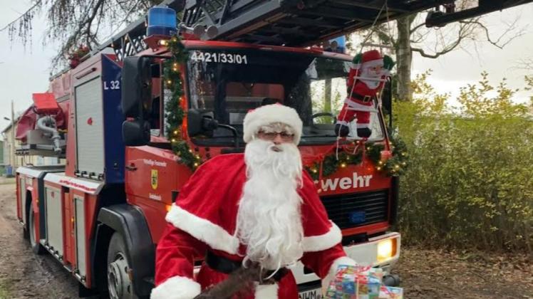 Mit einer Drehleiter der Feuerwehr wurde der Weihnachtsmann nach Kaeselow, Veelböken und Gadebusch gefahren.