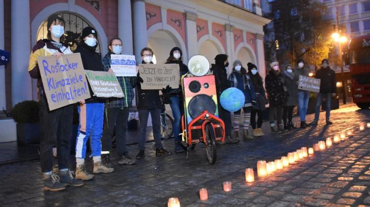 Mit Kerzen und Protestplakaten versammelten sich am Sonnabend Mitglieder der Rostocker Grünen Jugend, um für den Erhalt von Mooren und den Klimaschutz zu demonstrieren.