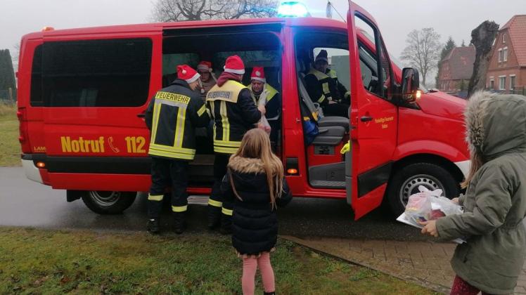 Die Feuerwehr als Weihnachtsbote für die Kinder in der Gemeinde Teldau: Die Aktion kam nicht nur bei den Jüngsten sehr gut an.