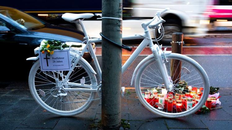 Zehn sogenannte Ghost Bikes stehen in Osnabrück. Zuletzt stellten Radaktivisten eines am Heger-Tor-Wall auf, wo Ende Dezember ein 28-Jähriger von einem Lkw-Fahrer getötet worden war.
