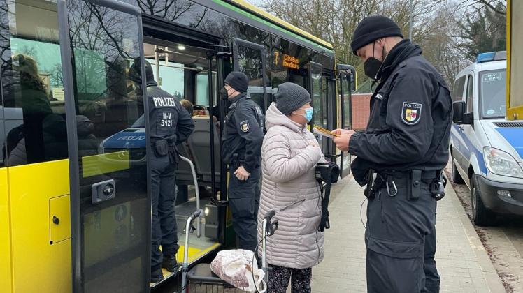 Alles im grünen Bereich: Auch diese Passagierin hatte ihren Impfpass dabei.