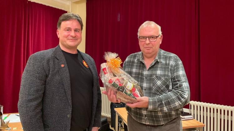 Der wiedergewählte Vereinsvorsitzende Ingolf Ehrhardt (l.) bedankt sich bei Karl-Heinz Brockmann von der Abteilung Badminton für sein Engagement im Vorstand.