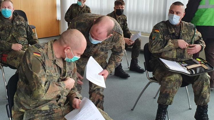 Die Soldaten sind da. In den Helios-Kliniken Schwerin bekamen sie am Mittwoch ihre Einweisung vom Fachpersonal. Bis Ende Januar sollen sie das gebeutelte Klinikpersonal unterstützen.