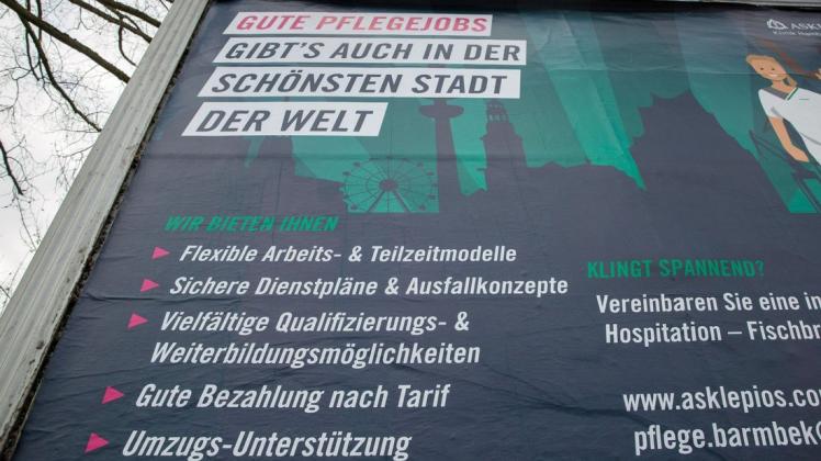 Das Schild am Bürgermeister-Bade-Platz wirbt für den Pflege-Standort Hamburg.