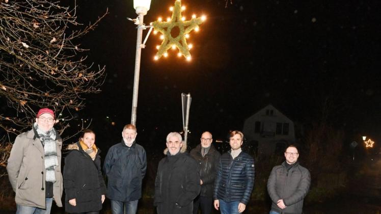 Acht neue Weihnachtssterne haben Mitglieder des Orts- und Heimatvereins jetzt in Stenum und Schierbrok installiert.
