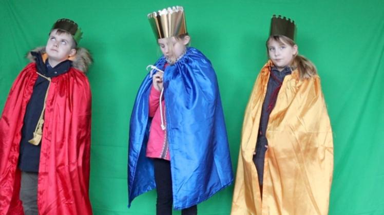 Roman, Lilly und Kim spielen die drei Sterndeuter vor dem Greenscreen.