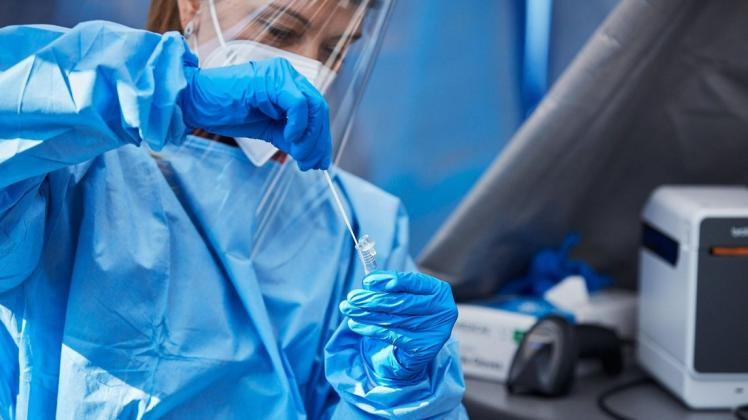 Geschulte Mitarbeiter des Drogeriemarktes führen den Test durch.