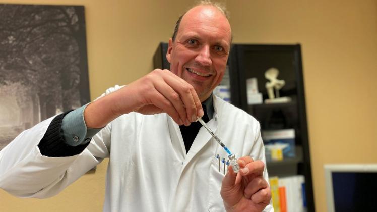 Dr. Jörg Poggemeyer und seine Kollegen im Ärztehaus am Westerkappelner Wilkenkamp setzen pro Woche hunderte Impfspritzen. Vor allem handelt es sich um Auffrischungsimpfungen.