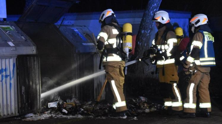 Mehrere Mülltonnen brennen innerhalb von zwei Tagen in der Weststadt. Die Polizei in Schwerin ermittelt wegen Brandstiftung.