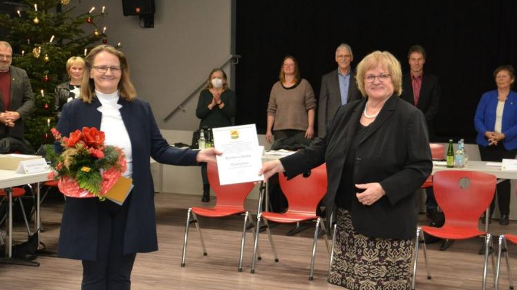 Bürgermeisterin Telse Jacobsen (r.) überreichte Kirsten Clausen die Urkunde zum Ehrenpreis und hielt eine ausführliche Laudatio.