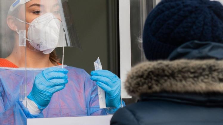 Eine Mitarbeiterin testet eine Patientin auf das Corona-Virus. (Symbolfoto)