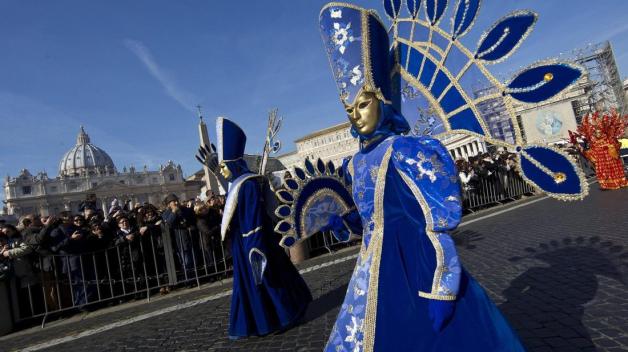 Festival zur Feier der "La Befana". Bunte Gestalten laufen durch die Straßen und beschenken die Kinder wie die Hexe Befana mit Süßigkeiten. Festival zur Feier der "La Befana". Bunte Gestalten laufen durch die Straßen und beschenken die Kinder wie die Hexe Befana mit Süßigkeiten.