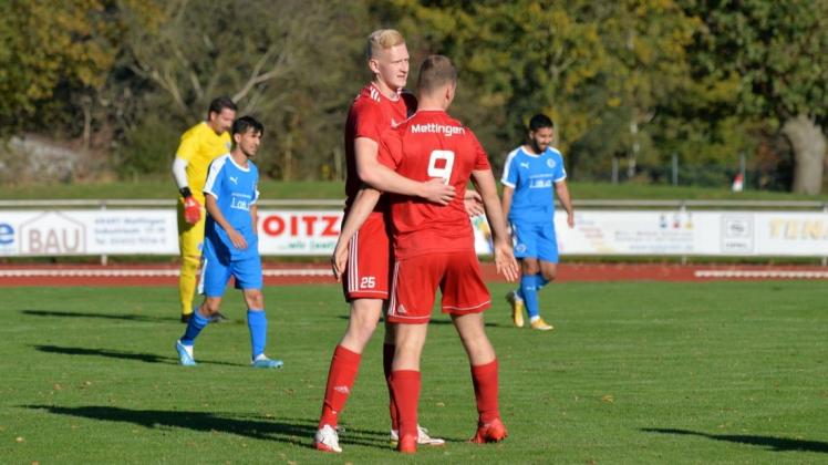 Mirko Baune (links) und Marius Moormann legten in der ersten Halbzeit mit ihren Toren den Grundstein für den 6:0 Sieg der Mettinger gegen Lottes U23.