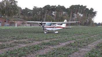 Die Cessna auf einem Feld in der Gemeinde Saerbeck.