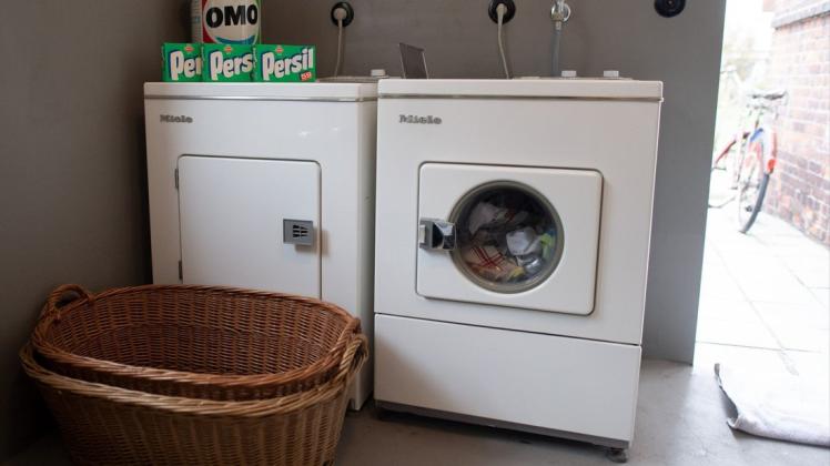 Wer noch solche antiquierten Geräte wie diese Waschmaschine aus den 1950er-Jahren benutzt, kann sich nun bei der Stadt Parchim um neue Geräte bewerben.