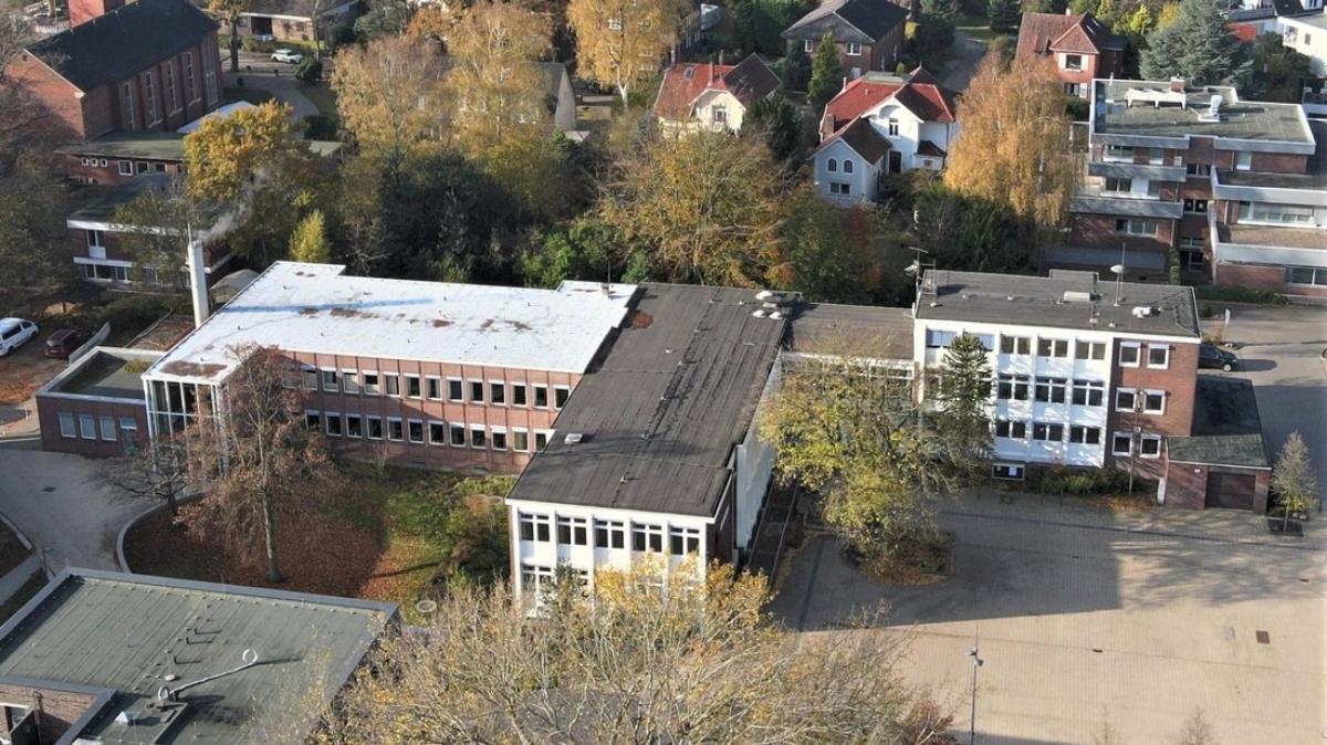 Das Dach muss saniert werden Halstenbeks Rathaus ist undicht