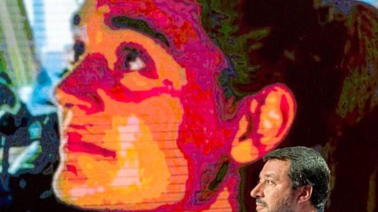 Italiens Innenminister Matteo Salvini vor einer Monitorwand mit dem Bild der „Sea Watch 3“-Kapitänin. 