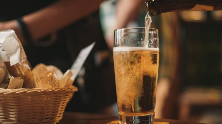 Die Schließung der Gastronomie und das Verbot jeglicher Veranstaltungen traf die Brauereien hart, doch mit gesteigerten Umsätzen im Handel kann mancherorts der Krise getrotzt werden.