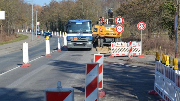 Seit Montag ist die Güstrower Liebnitzstraße halbseitig Richtung Norden gesperrt. Die Sperrung wegen des Radwegebaus soll bis 10. August andauern.