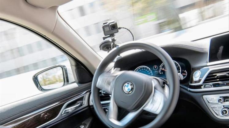 Ein autonom fahrendes Fahrzeug von BMW fährt auf einer Teststrecke bei der Eröffnung des BMW-Entwicklungszentrums „Campus Autonomes Fahren“. 