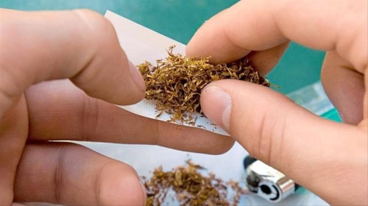 Die WHO bemängelt in Deutschland, dass es zu wenig strikte Vorgaben für rauchfreie öffentliche Räume gebe. Auch bei der Unterstützung von Rauchern, die die Nikotinsucht loswerden wollen, sieht sie Nachholbedarf. 
