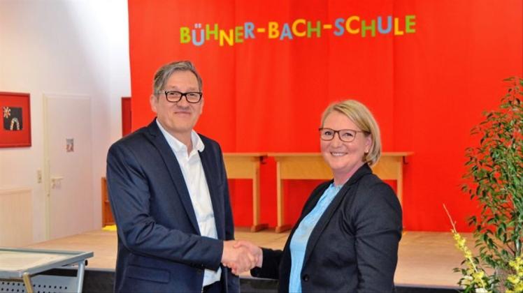 Startschuss: Uwe Schönrock, Dezernent bei der Landesschulbehörde, gratulierte Stefanie Miletic zur Übernahme ihrer neuen Aufgabe als Leiterin der Bühner-Bach-Schule. 