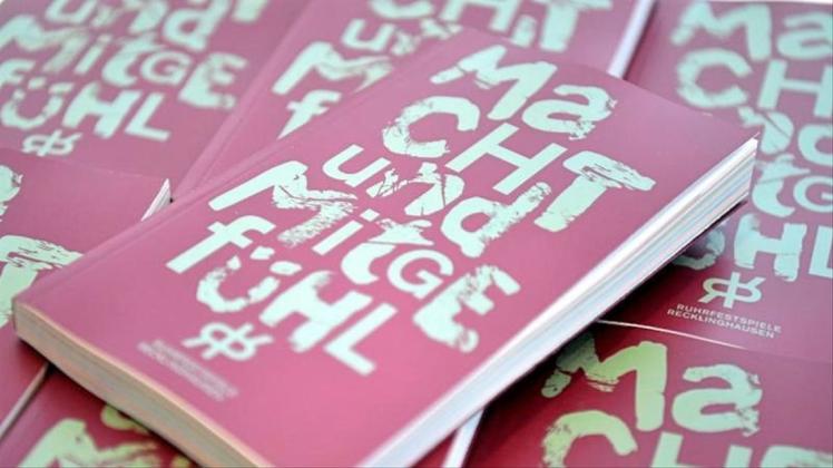 Programmhefte der Ruhrfestspiele mit der Losung für dieses Jahr: „Macht und Mitgefühl“. Programmhefte der Ruhrfestspiele mit der Losung für dieses Jahr: „Macht und Mitgefühl“.