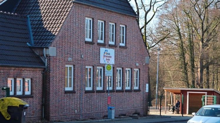 Die Förderschule Vielstedter Straße in Hude hat Platznot. Der Landkreis Oldenburg plant, für den Förderschwerpunkt geistige Entwicklung auf dem Grundstück der ehemaligen katholischen Grundschule ein neues Grund- und Mittelstufenhaus zu errichten. 