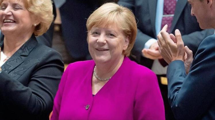 Birgit Diezel (CDU), Landtagspräsidentin (l), und Mike Mohring, CDU-Fraktionschef, applaudieren Bundeskanzlerin Angela Merkel (CDU, M) auf dem Festakt der Thüringer CDU-Landtagsfraktion zum Tag der Deutschen Einheit im Thüringer Landtag. 