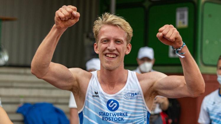 Niklas Tuschling freut sich nach dem abschließenden 1500-Meter-Lauf über den Gewinn des Deutschen U20-Meistertitels im Zehnkampf.