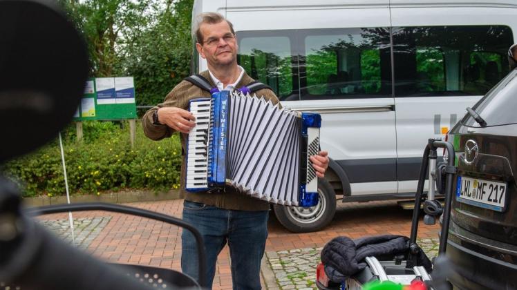 Der Hagenower Günther Prahl sorgte auf der Tour mit seinem Akkordeon für gute Stimmung.