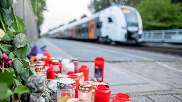 Blumen und Kerzen an Gleis eins des Bahnhofs von Voerde. 
