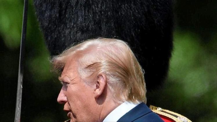 Donald Trump nimmt die Ehrenwache im Garten des Buckingham Palastes ab. 