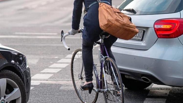 Auf dem Fahrradweg zwischen den Autos hindurch. Neue Vorschriften sollen das Radfahren sicherer machen. 