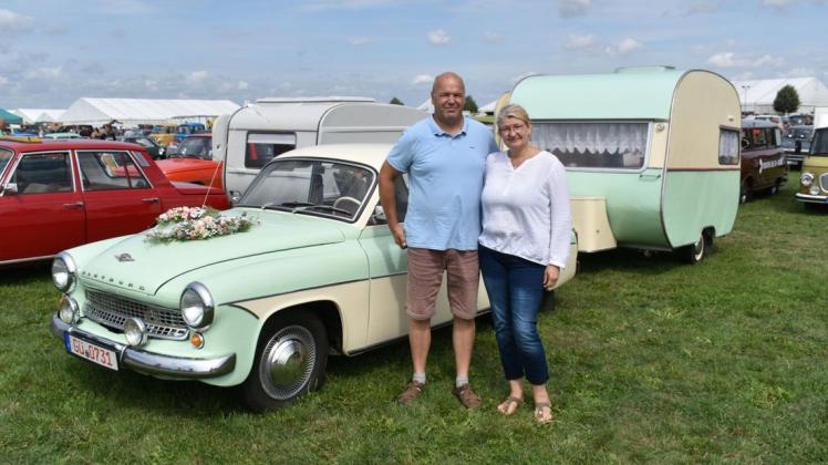 Zum dritten Mal waren Maren und Karsten Gläser auf den Oldtimer-Tagen in Mühlengeez zu Gast. Sie präsentierten ihren Wartburg aus dem Jahr 1960 mit einem Wilk-Wohnwagen aus dem Jahr 1969.