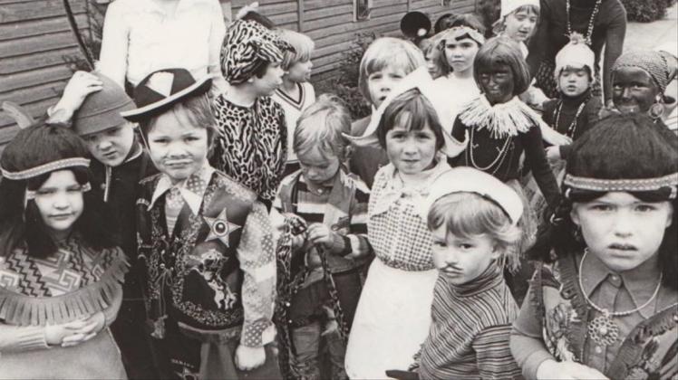 Bunt kostümierte Kinder zum Fasching zeigt das dk-Nostalgiebild. Bunt kostümierte Kinder zum Fasching zeigt das dk-Nostalgiebild.