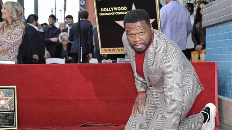 „50 Cent“ kniet während der Zeremonie zur Ehrung auf dem „Walk of Fame“ neben seinem Stern. 