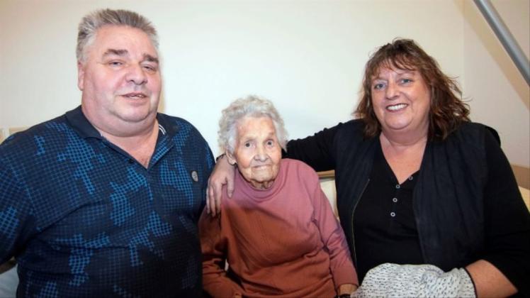 Seit 102 Jahren lebt Margarete Kläner (Mitte) in Delmenhorst. Gestern hat sie unter anderem mit Enkeltochter Birgit Fleddermann und deren Mann Jörg ihren stolzen Geburtstag gefeiert. 